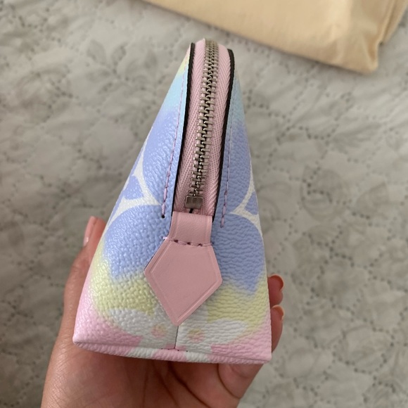 Louis Vuitton Cosmetic Pouch - Picture 4 of 13